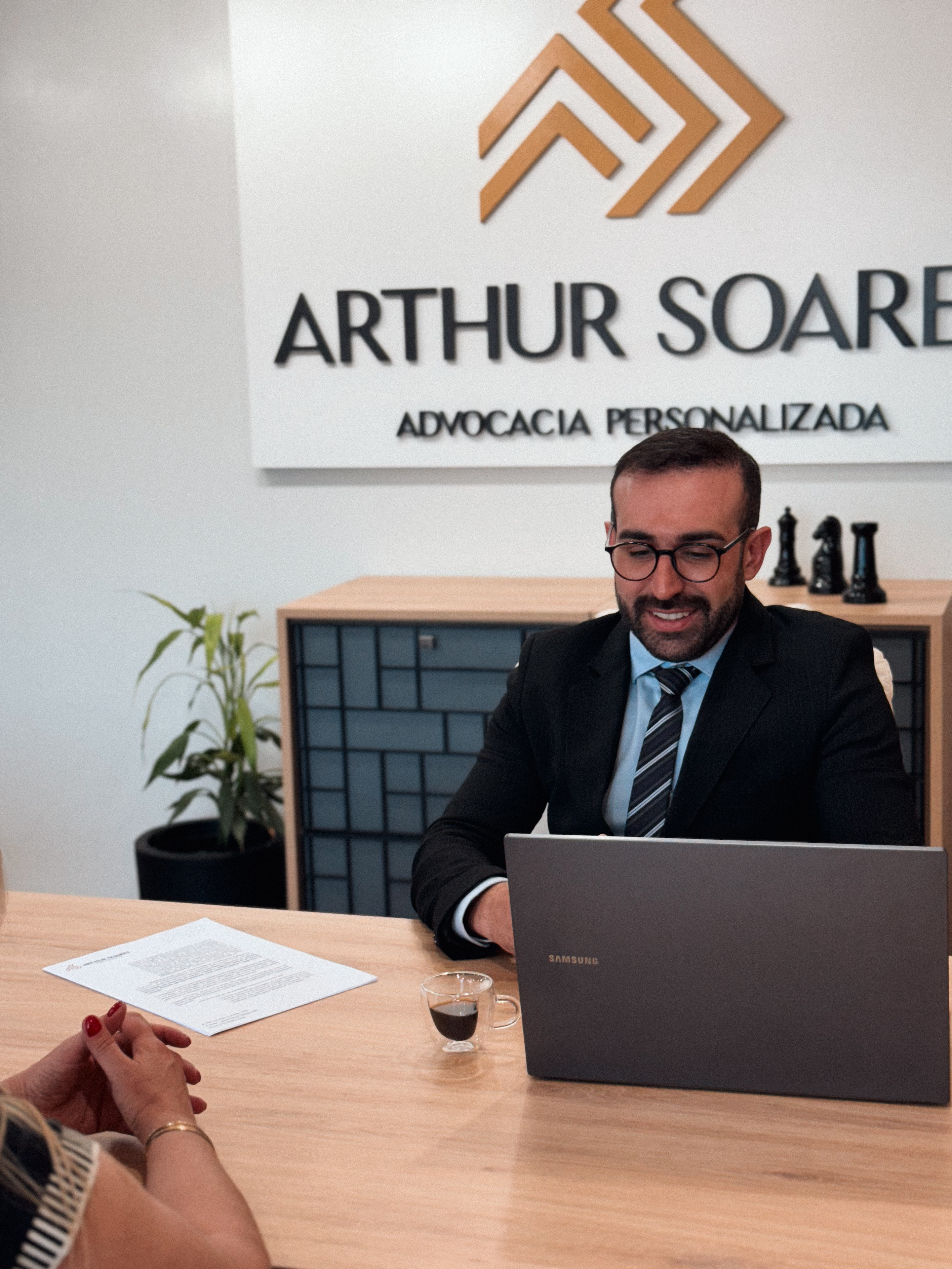 Dr. Arthur Soares em atendimento no escritório